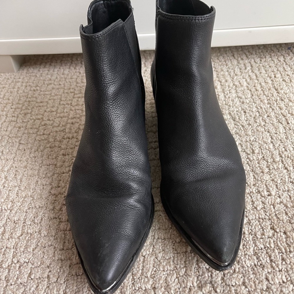 Marc Fisher YALE POINTY TOE CHELSEA BOOTIE